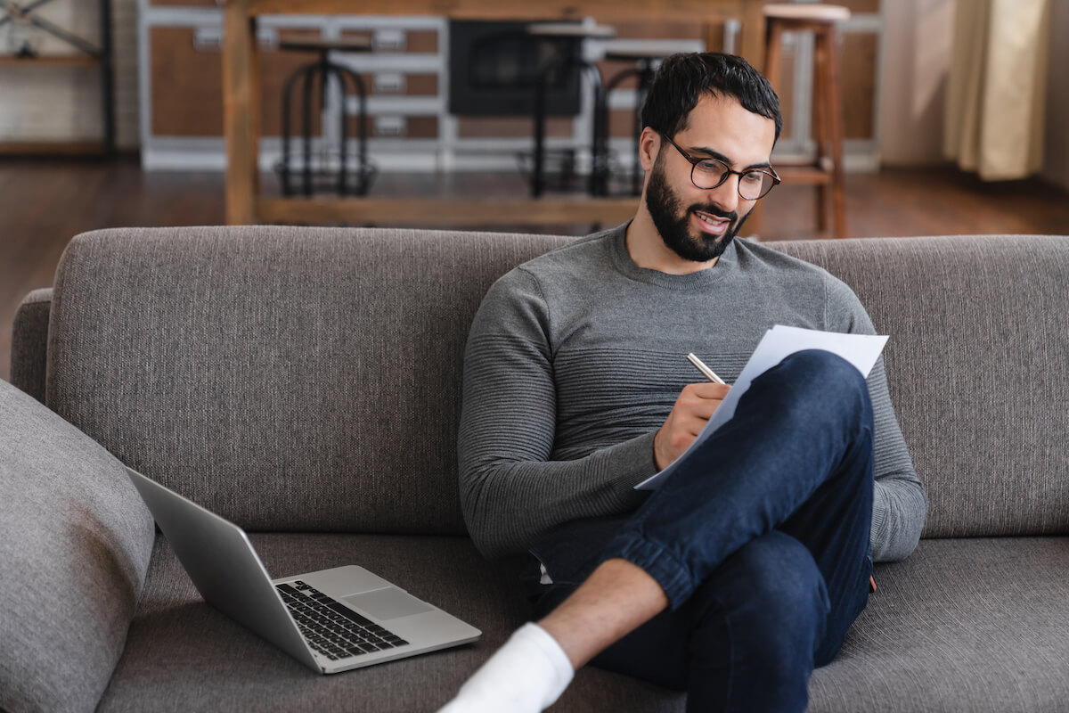 Documentos legales y martillo de juez en oficina de abogados en Guadalajara - Cómo ganarle a los bancos en casos de transferencias electrónicas no reconocidas en México