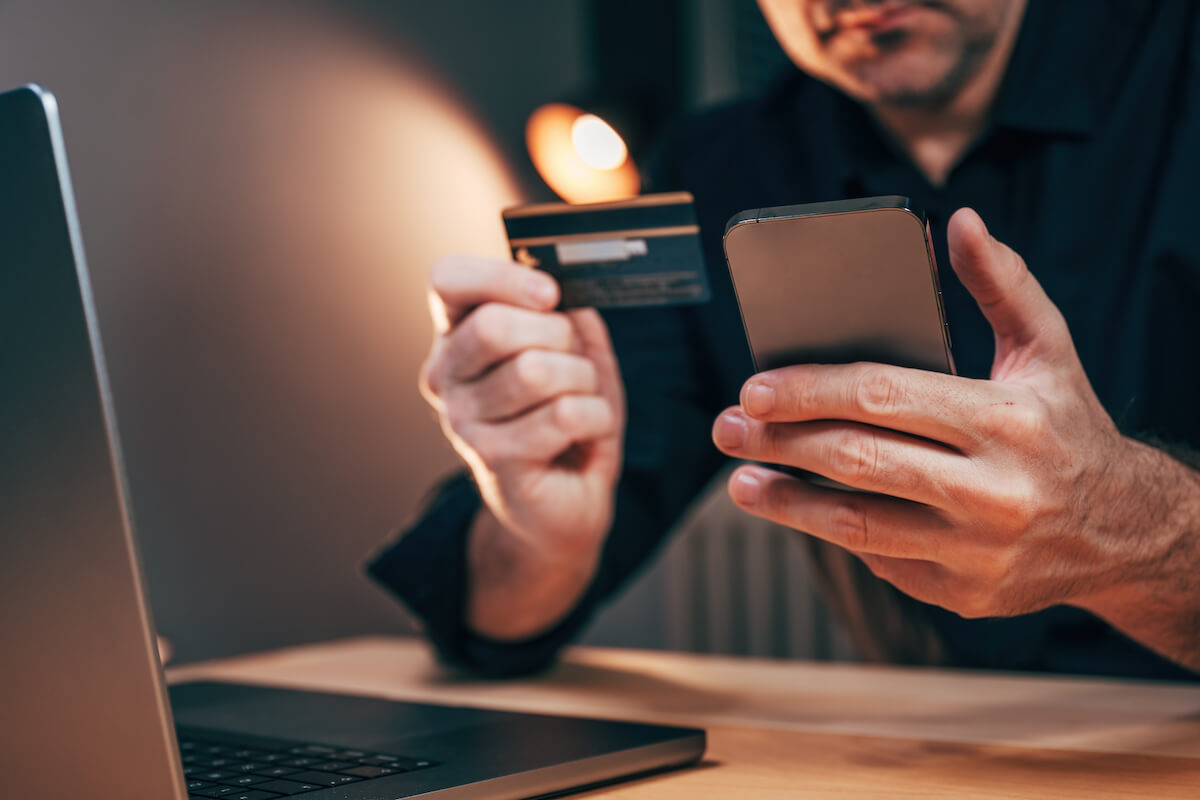 Documentos legales y martillo de juez en oficina de abogados en Guadalajara - Cómo proceder si he sido afectado por una transferencia electrónica no reconocida